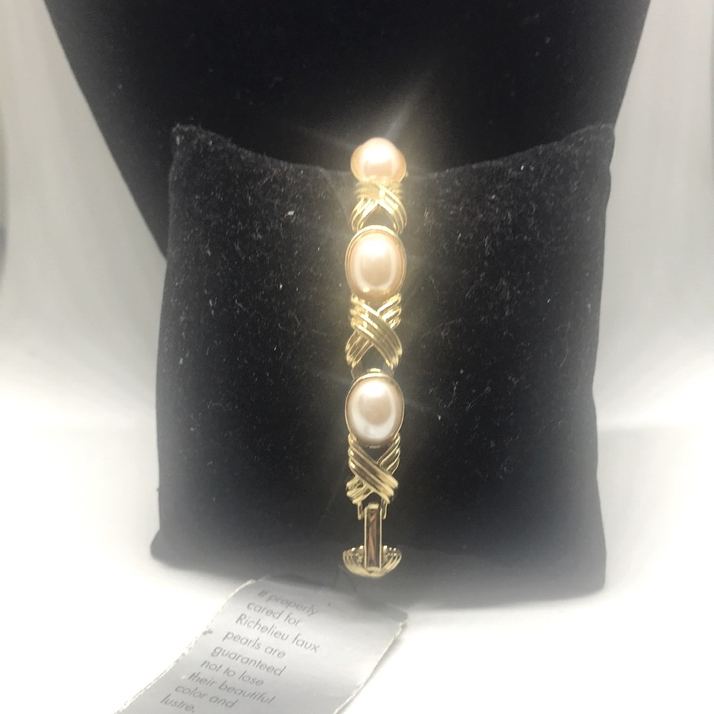 NWT Richelieu Vintage Faux Pearl Gold Bracelet